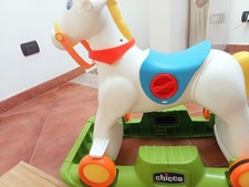 cavallo a dondolo marca chicco 