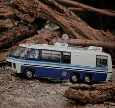  MK 1:64 blu APA GMC motore