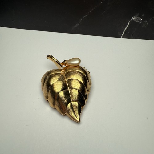Spilla porta profumo solido