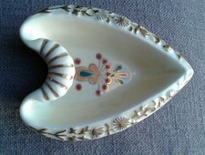 Zsolnay Ungheria posacenere forma cuore ceramica decoro a rilievo dipinto a mano