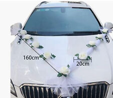 Bellissima decorazione romantica di rose e tulle bianco per Auto Sposi