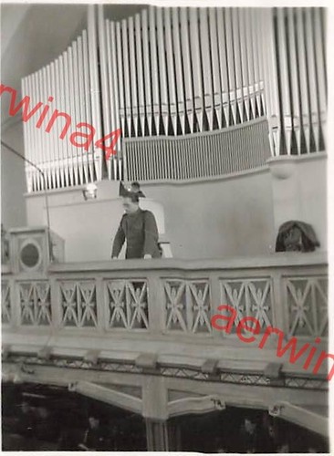 Soldato tedesco presso organo