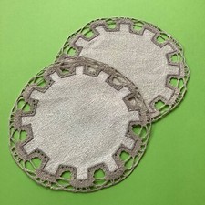 Coppia di piccoli centrini vintage con merletto a fuselli 15 cm