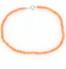 Bracciale con corallo e chiusura in oro bianco 18kt.