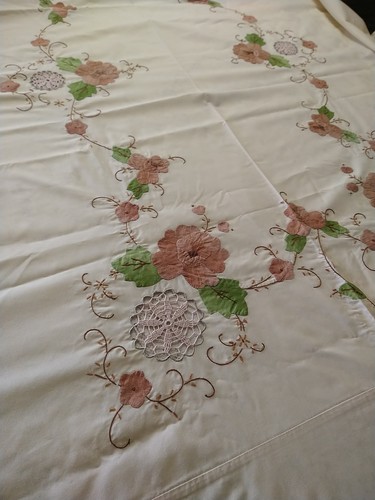 Tovaglia ricamata con applique