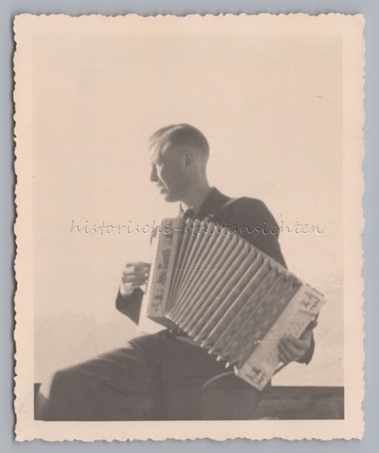 Uomo con fisarmonica - 1938,
