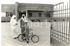1965 ca ARABIA SAUDITA Principe Makhur ibn SAUD bambino in bici*Foto 26x18