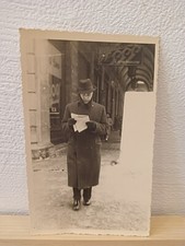 ritratto di uomo in abiti alla