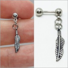 Piercing con piuma pendente in