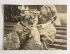 fotografia vintage donna con cucciolo di leone