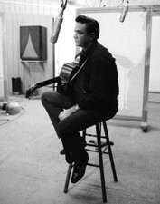 Johnny Cash iconica seduta sulla sedia in studio di registrazione con chitarra 16x20tela