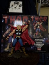 The Mighty Thor, Statua Eroe