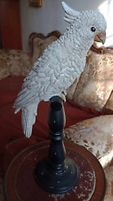 Bellissimo grande pappagallo in resina con piedistallo. Molto decorativo
