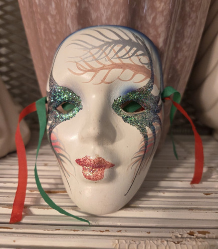 Maschera ceramica dipinta a - in,