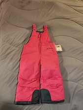 Salopette isolata rosa nuova