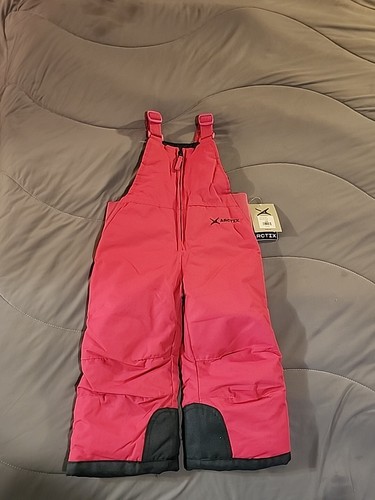 Salopette isolata rosa nuova