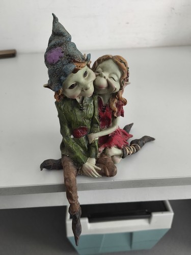 Statuetta con due - , pixie