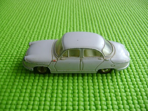 Dinky toys 547 - panhard, pl17