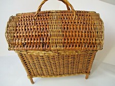 Vecchio cestino in vimini utilizzato in campagna per il trasporto dei pulcini