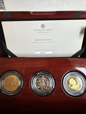 Queen Elizabeth II - Memorial Three Coin Gold Set - Sterlina Sovereign Oro.