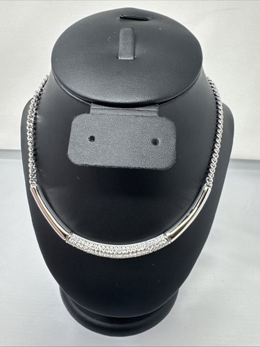 Collana con colletto bianco