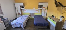 Cameretta bambini formata da 2 armadi, 2 letti contenitore, comodino, como'.