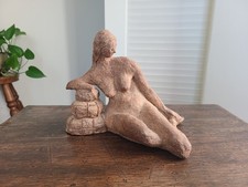 Scultura vintage anni 60 firmata di una donna nuda sdraiata metà secolo
