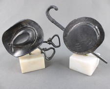 Coppia Sculture in Peltro Bastone Cappello da Signore Cowboy Staffe Western