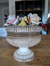 Vaso/Centrotavola con Coperchio  Fiori In Rilievo Stile Capodimonte. Zaini