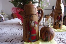 Set composto da tris di bottiglie , una brocca con coperchio e una fiaschetta,