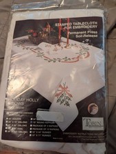 Tovaglia Tobin Home Fashions stampata punto croce 70" rotonda vacanze fiocchi agrifoglio