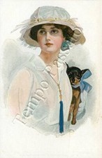 Donna con cucciolo di cane pinscher