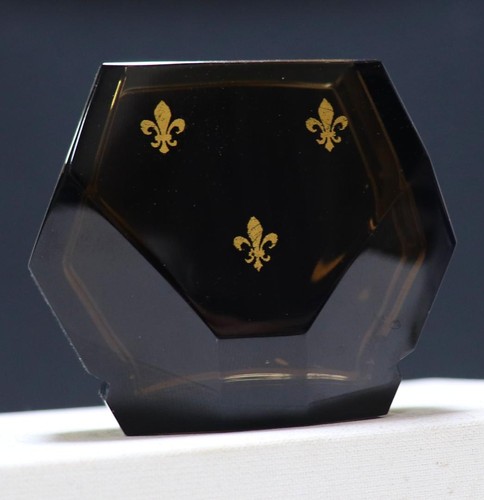 Vecchio oggetto vaso giglio