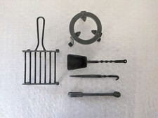 SET CAMINETTO MINIATURA 1/6 VINTAGE CASA BAMBOLE GRIGLIA TREPPIEDE PALA PINZE