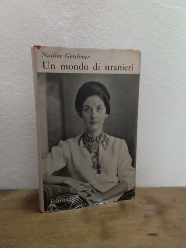 Mondo stranieri romanzo - un, di