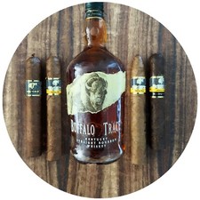 Bourbon traccia di bufalo con sigari cubani Cohiba su decalcomania 4 in buccia e stick