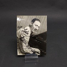 Fotografia autografa di Renato Carosone con dedica. Piegha trasversale