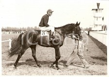 1942 MILANO SAN SIRO Cavallo rientra al peso per il Premio ZAGAGLIA *Fotografia