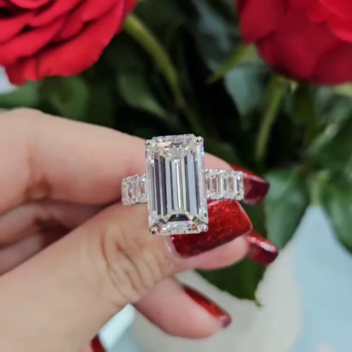 Anello con diamanti coltivati