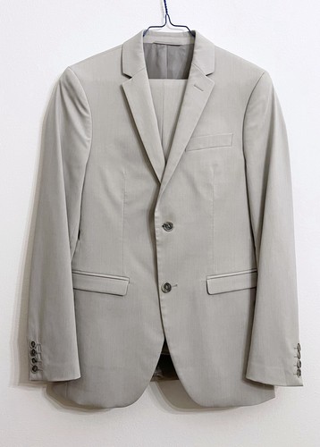 Completo uomo elegante con