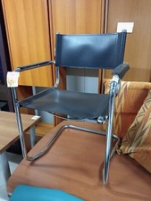 Sedia elegante combina stile contemporaneo e comfort classico.