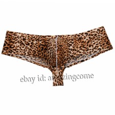 Bikini uomo leopardato posa