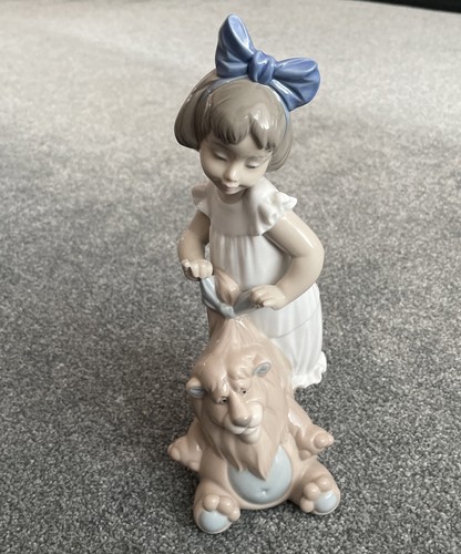 Nao lladro ragazza con - by,
