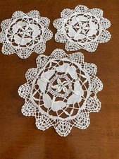 Gruppo di n. 3 centrini rotondi VINTAGE fatti a mano a tombolo disegno farfalle
