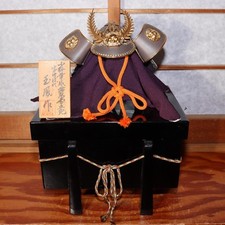 Ornamento Elmetto Kabuto Samurai Giapponese con Supporto e Scatola Laccata Nera May Doll