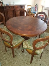 Sala pranzo con tavolo e