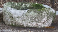 r353 Antica vasca circolare mangiatoia in pietra rocciosa PUGLIA Epoca 700/800