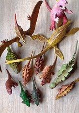 Dinosauri di plastica dura e