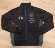 Giacca a vento nera indossata