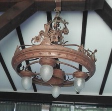 Lampadario a sospensione in ferro battuto a quatro luci stile liberty